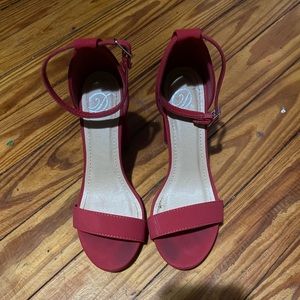 Bought offline not sure on what brand this is :) but they added a pop of color